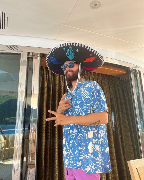 Foto de Jared Leto con un sombrero de Mariachi 