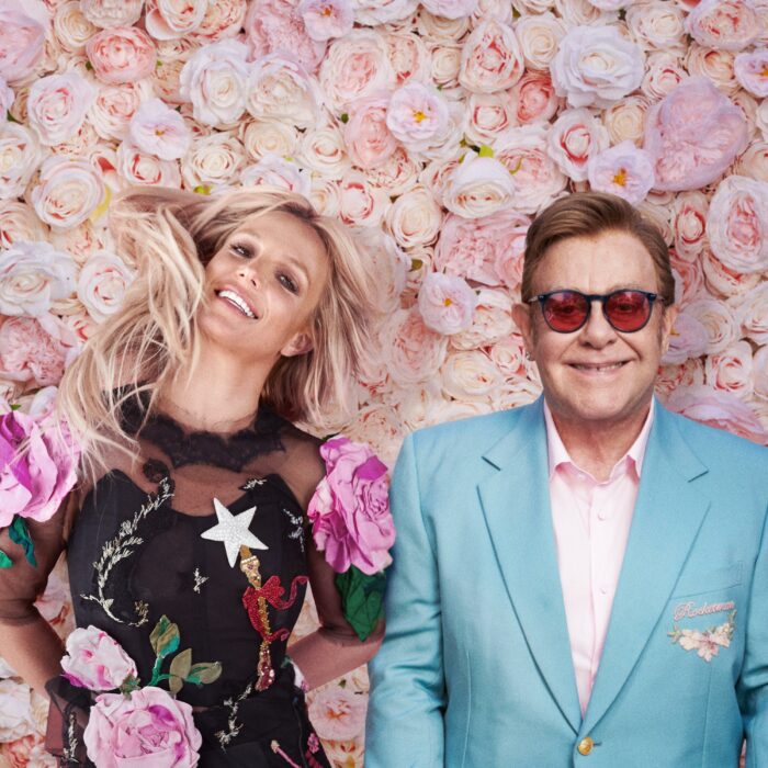 Imagen de Britney Spears a lado de Elton John sobre un fondo de rosas 