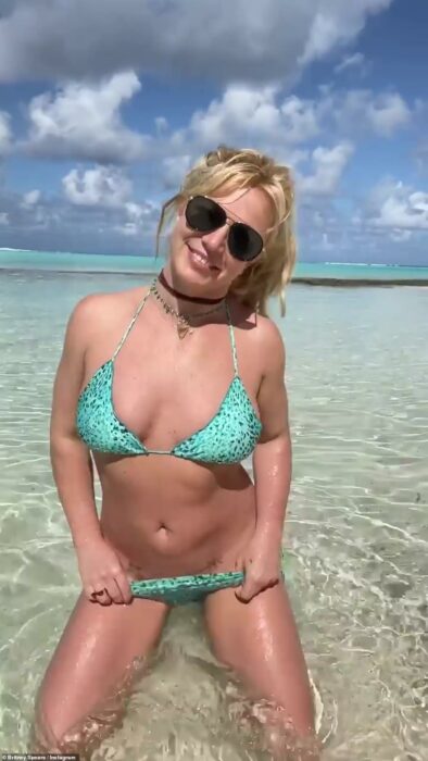 Britney Spears posando en bikini en una playa 