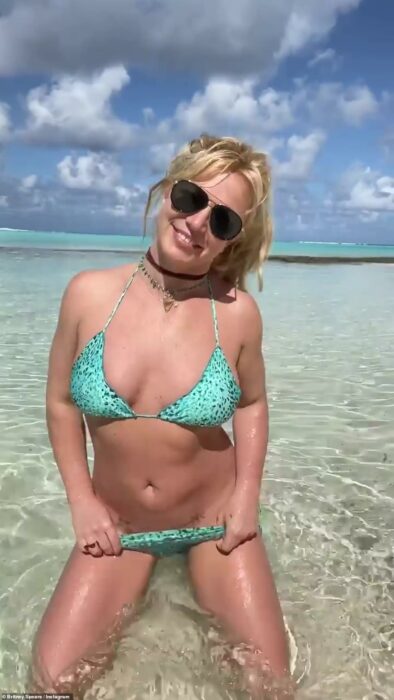 Britney Spears posando en bikini en una playa 