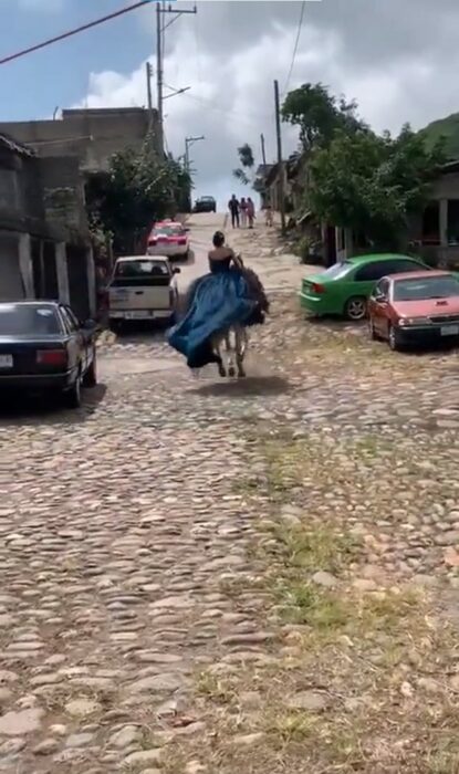 captura de pantalla de la chica que fue raptada por un caballo en sus quinceañera