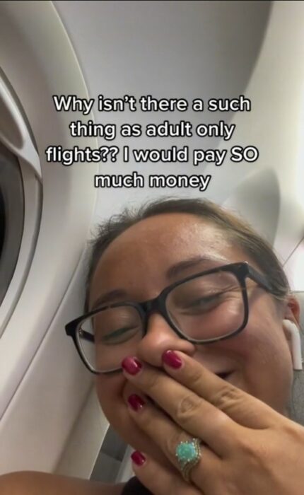 chica en TikTok se queja de que un niño lloró durante todo el vuelo 