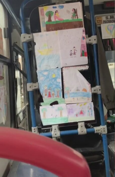 dibujos pegados en un autobús en Perú 