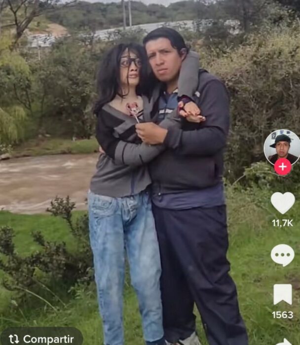 Hombre fabrica muñeca de trapo y la convierte en su novia