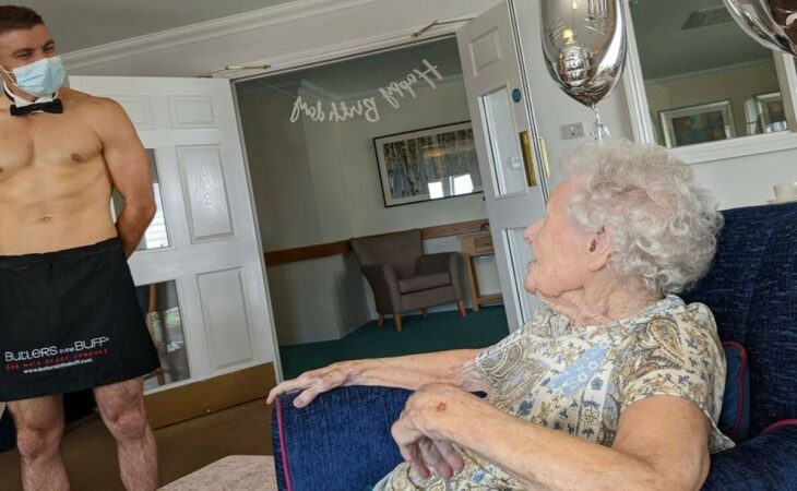 mujer cumple 106 años y recibe de regalo un stripper 