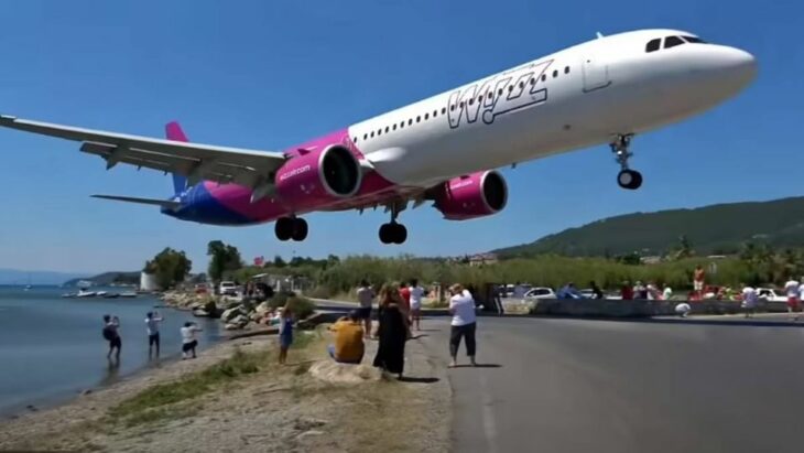 De miedo así se vivió el momento en que un avión aterriza en una playa