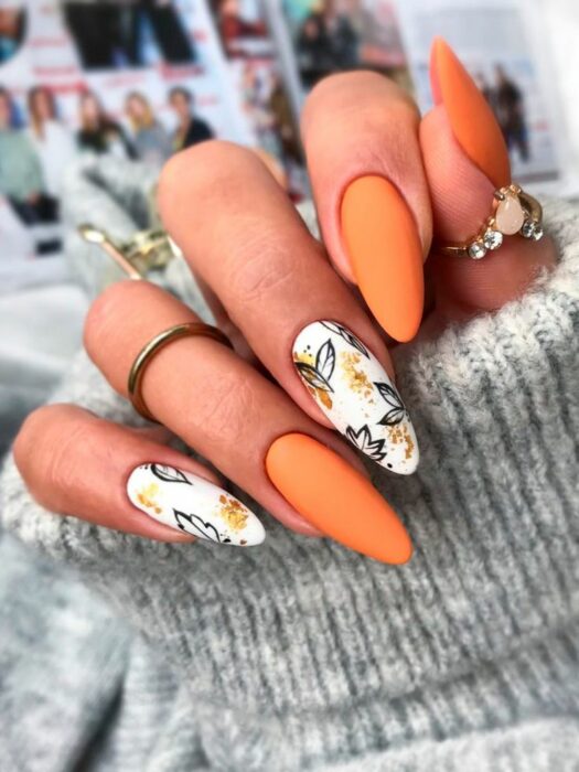 uñas acrílicas largas en color naranja con diseño de hojas de otoño en otras 