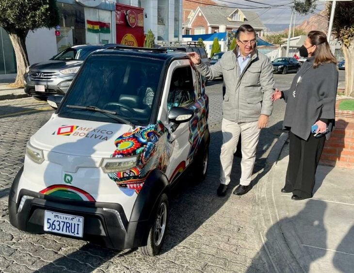 Marcelo Ebrard in Bolivia next to the Quantum E4, the Bolivian electric vehicle that will arrive in Mexico in 2023