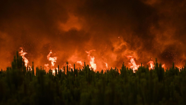 El 'monstruoso' incendio forestal que está asolando el suroeste de Francia