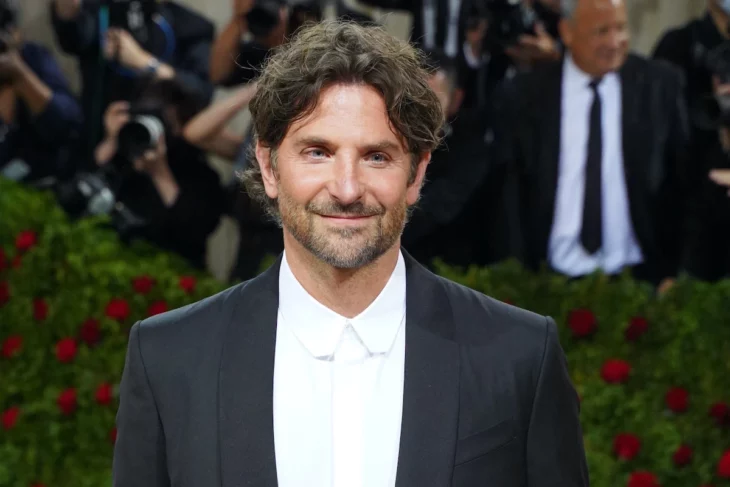 In the US they are looking for a 'double' of actor Bradley Cooper suspected of robbery