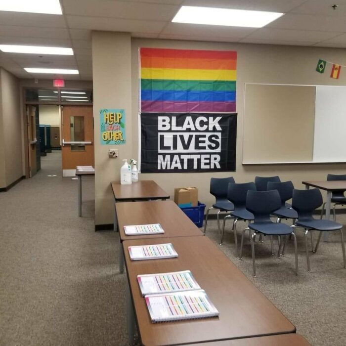 salón de clases con bandera del orgullo gay 