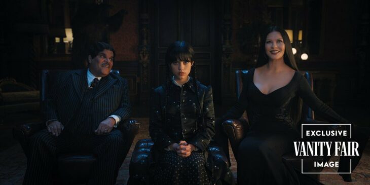 Catherine Zeta-Jones, Jenna Ortega and Luis Guzmán in a scene from the series Wednesday 