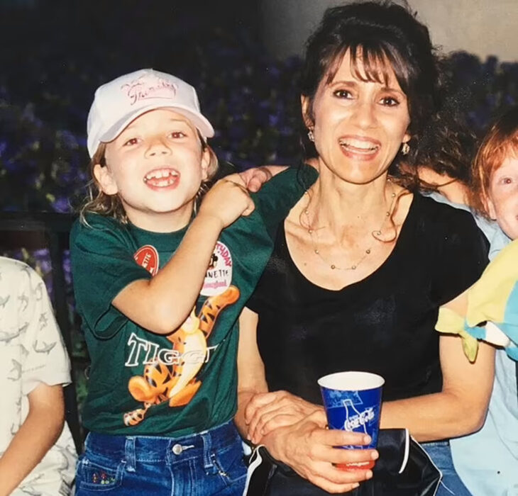 Jennette McCurdy junto a su madre cuando era niña 