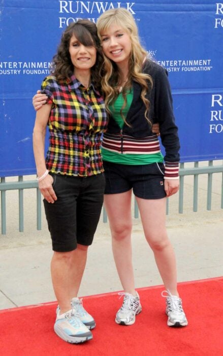 Jennete McCurdy junto a su madre en una alfombra roja 