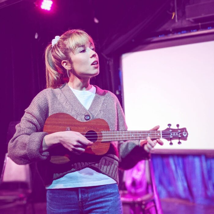 jennette McCurdy tocando una guitarra 