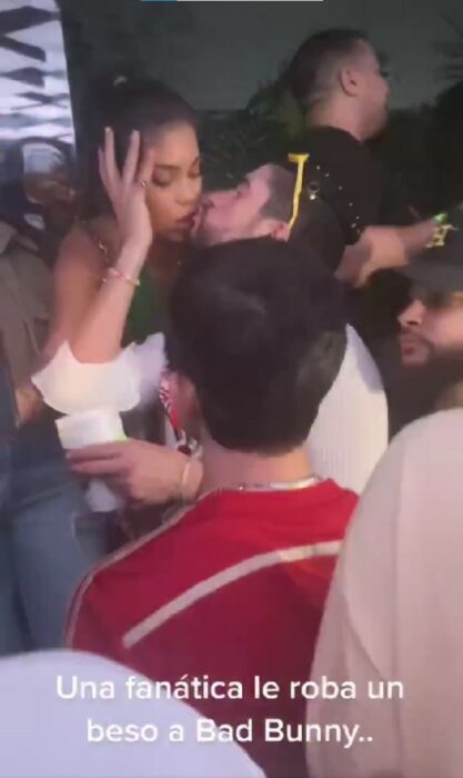 Video de Bad Bunny besando a una fanática en Puerto Rico crea polémica 