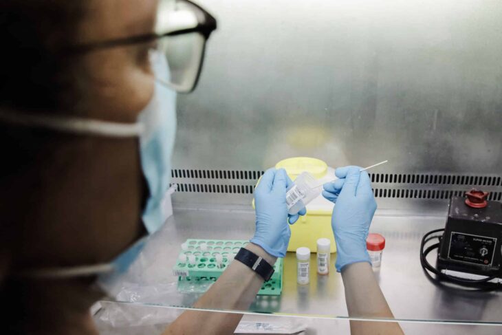 técnico de laboratorio haciendo pruebas con unas muestras 