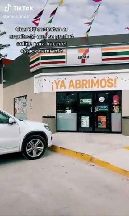 captura de pantalla del exterior de un 7 eleven recién inaugurado 