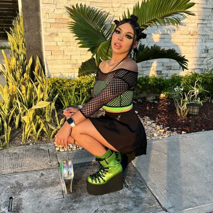 fotografía de la influencer Yeri Mua en cuclillas vistiendo de color verde 