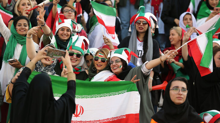 Irán permite a mujeres asistir a un partido de fútbol de la liga local