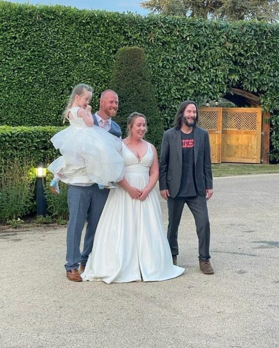 Keanu Reeves sorprende al asistir a la boda de un fan