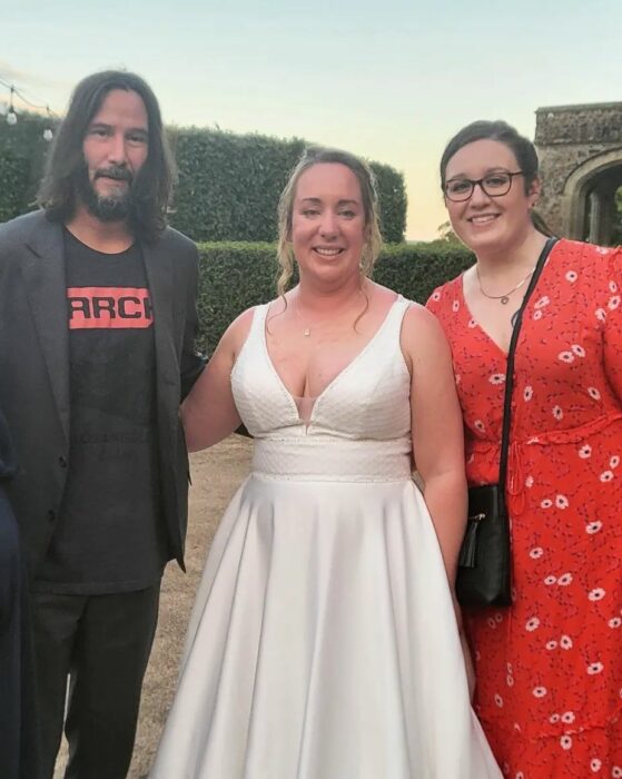 Keanu Reeves sorprende al asistir a la boda de un fan