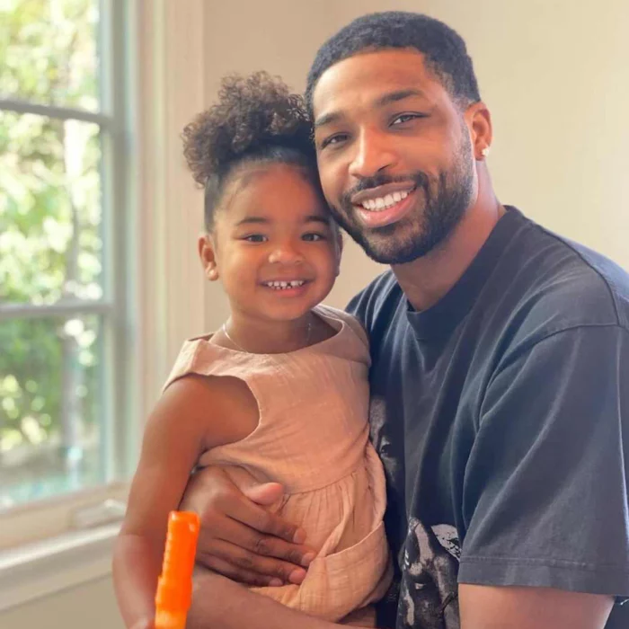 Tristan Thompson abrazando a su hija True 