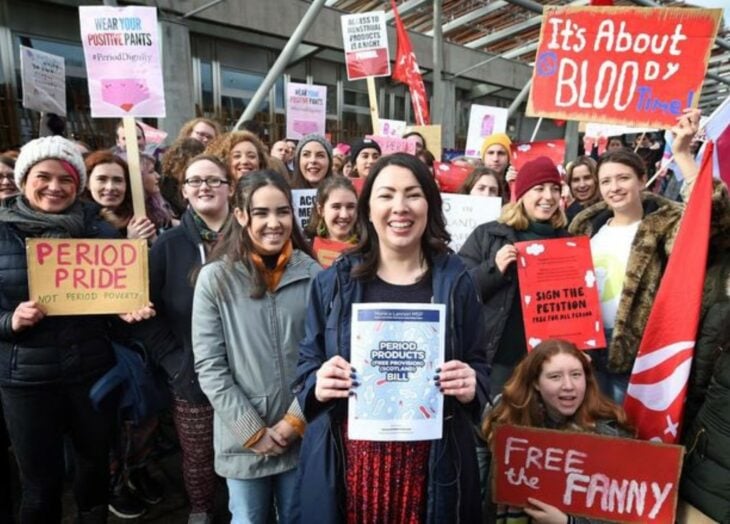 Mujeres en Escocia protestando productos para menstruación gratis