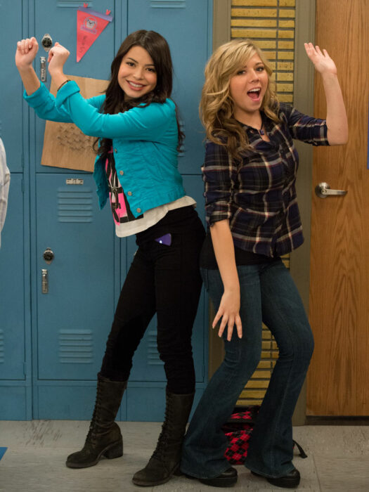 Personajes Sam y Carly de la serie de Nickelodeon iCarly 