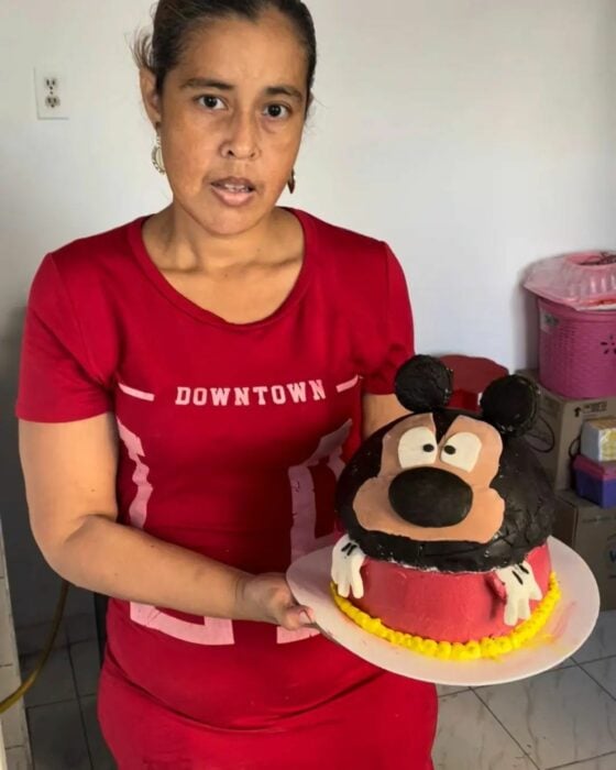 Muere repostera que se volvió viral por pastel malformado de Mickey Mouse