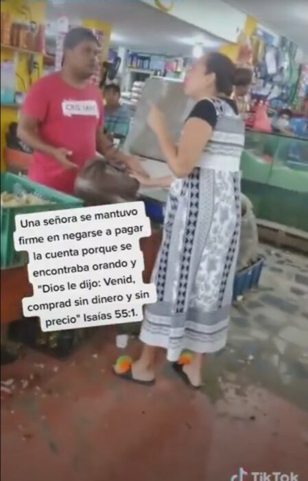 mujer se niega a pagar dinero en un mercado porque Dios se lo dijo