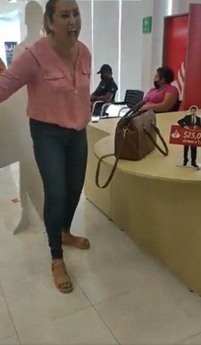 mujer le grita a empleadas de un banco en Coahuila 