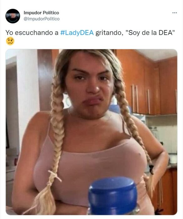 meme en Twitter de Lady DEA con una imagen de uno de las inventadas 