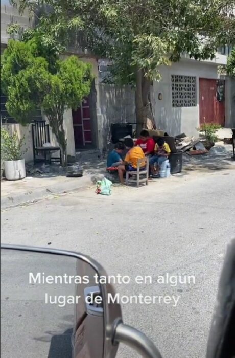 captura de pantalla del video de los niños regios en Monterrey que hicieron una carne asada en plena calle 
