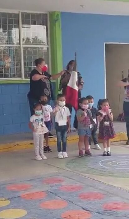 niños en kínder de Nuevo León se hacen virales en Internet por saludar literal a la bandera 