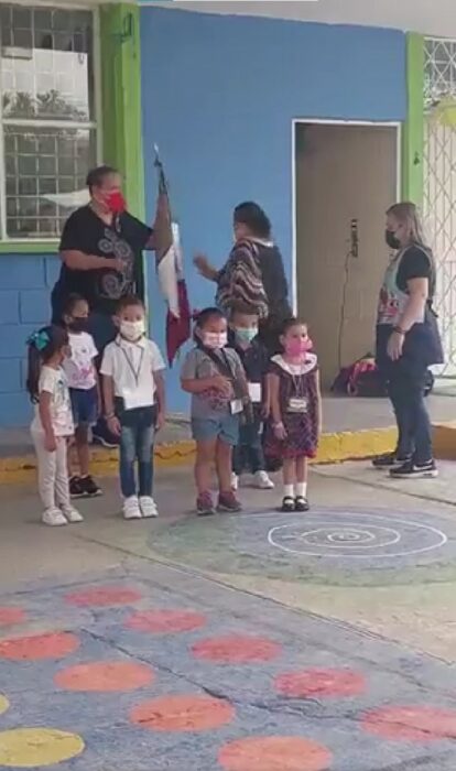 niños de kínder en los honores a la bandera 