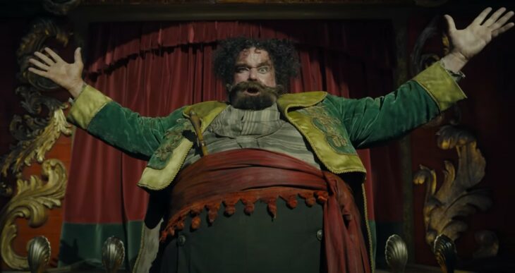 Presentador del circo en el nuevo tráiler del live action de Pinocho 