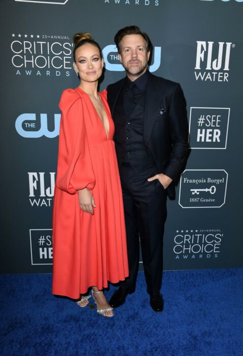 Olivia Wilde posando junto a su expareja el actor Jason Sudeikis