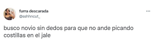 meme de busco novio sin dedos para que no pique costillas a sus compañeras 