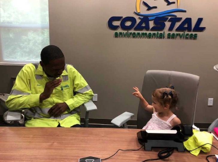 Pequeña fan de los recolectores aprovecha cada día para saludarlos 