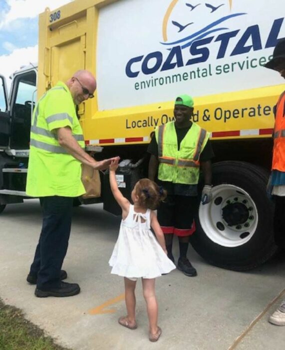 Pequeña fan de los recolectores aprovecha cada día para saludarlos 