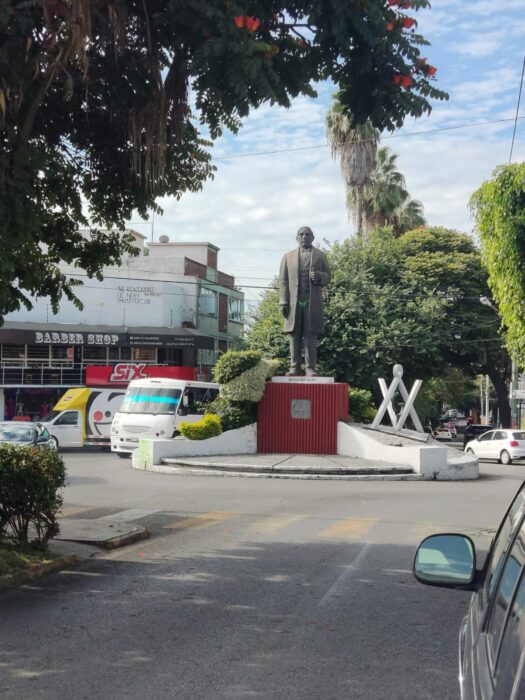 monumento de Benito Juárez en Cuernavaca fue vandalizada con calzones en color verde 