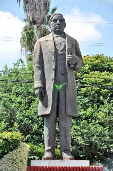 estatua de Benito Juárez fue pintada con ropa interior en color verde fluorescente 