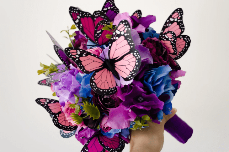 ramo hecho de mariposas en tonalidades moradas 