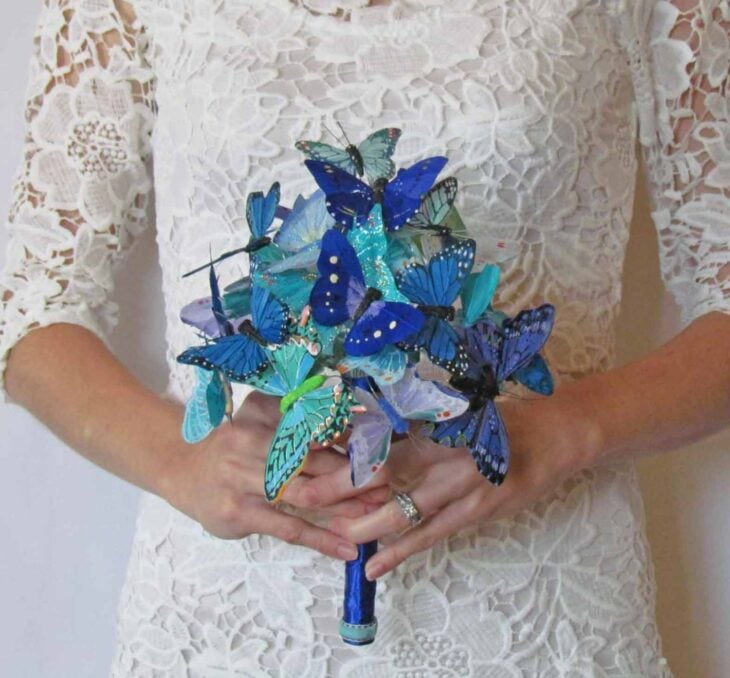 novia con un ramo de mariposas en color azul 