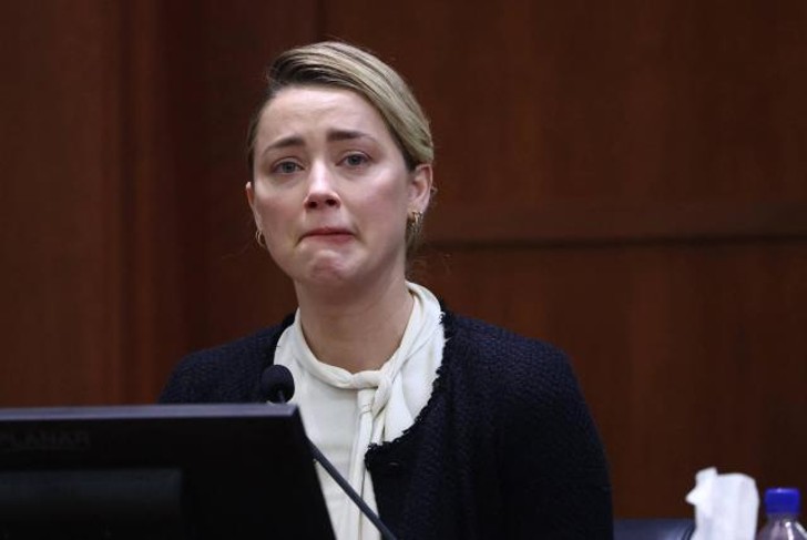 Amber Heard crying at the trial against Johnny Depp 