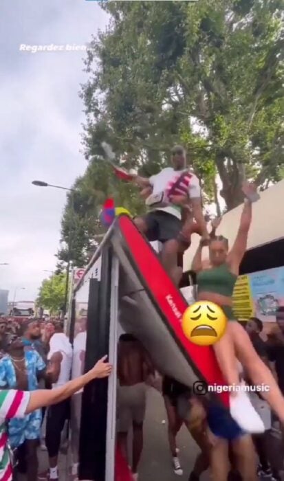 personas se caen de un parabús en el Carnaval Notting Hill en Londres 