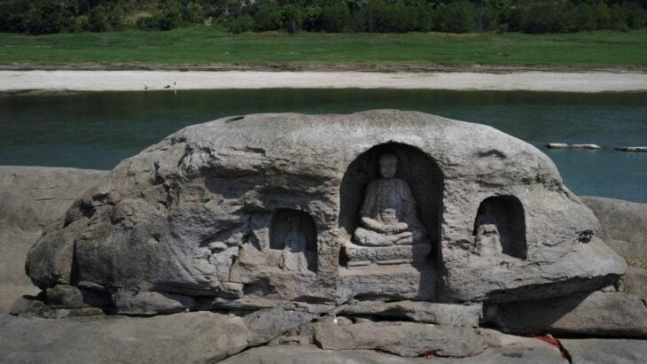 Encuentran estatua budista debido a la sequía del río Yangtze en China 