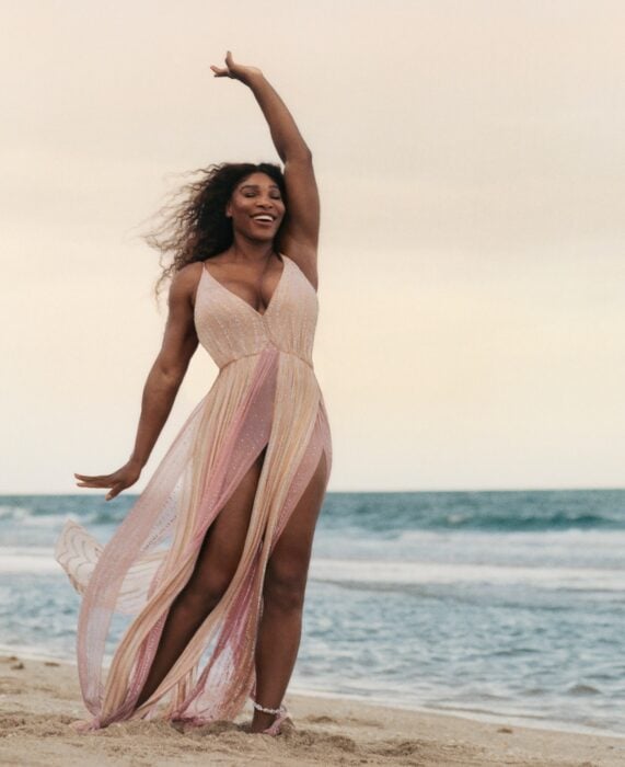 Tenista Serena Williams posando en la playa con un vestido