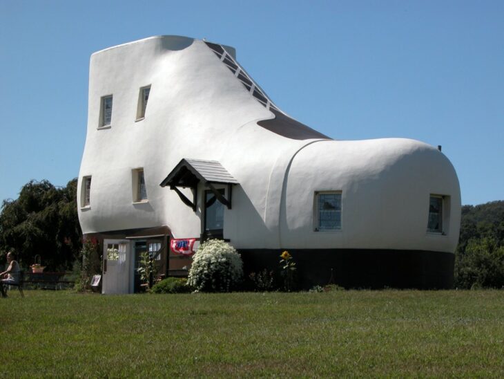 casa en forma de patín de color blanco